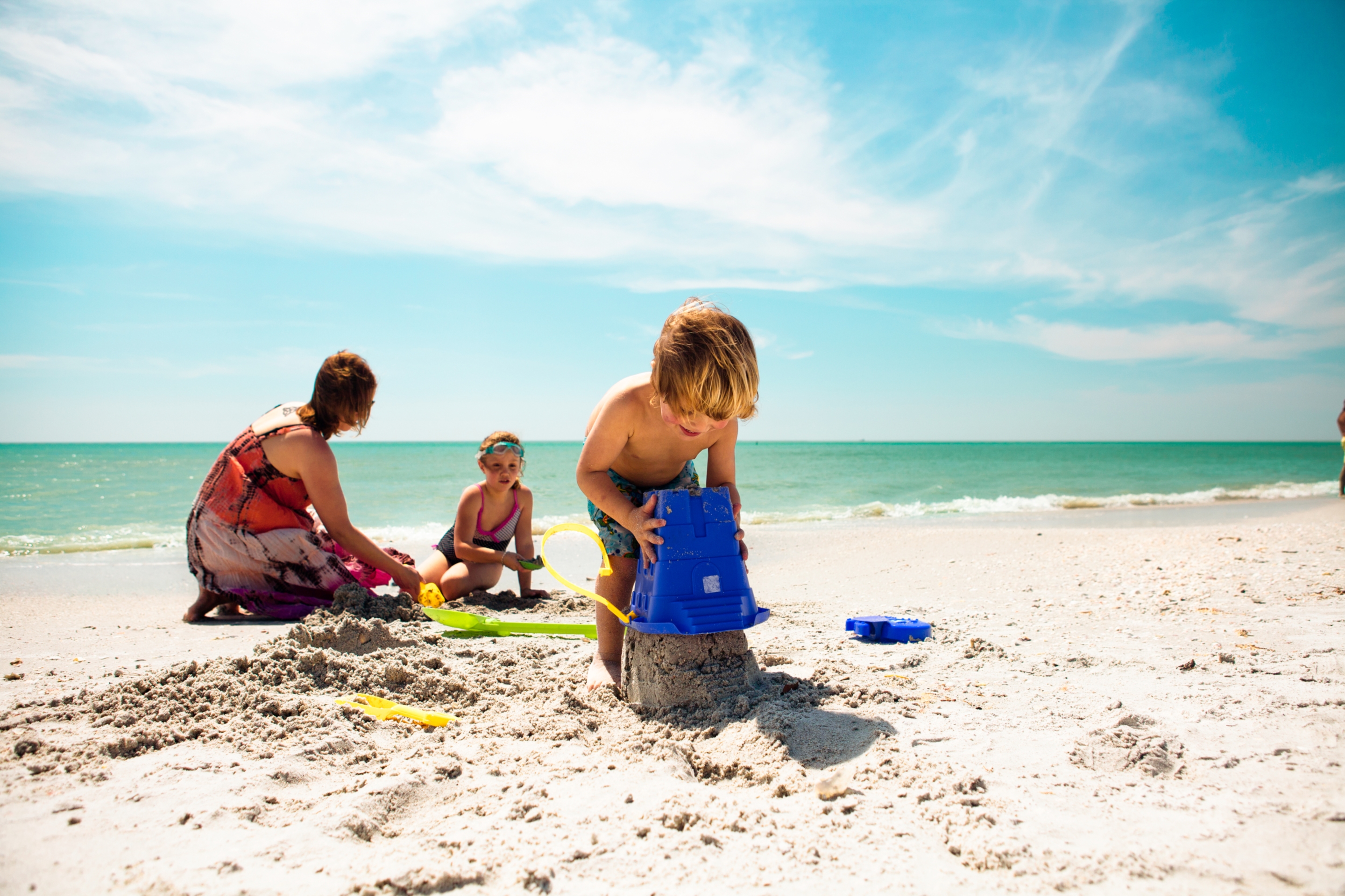 Где лучше отдохнуть с ребенком летом. Дети на море. Лето дети море. Детишки на пляже. Море пляж семья.